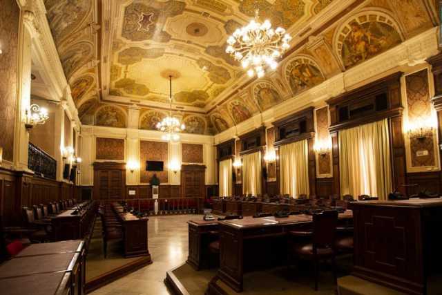 Eleganti sale e incredibili affreschi: � il tesoro nascosto del Palazzo di Citt� di Bari 